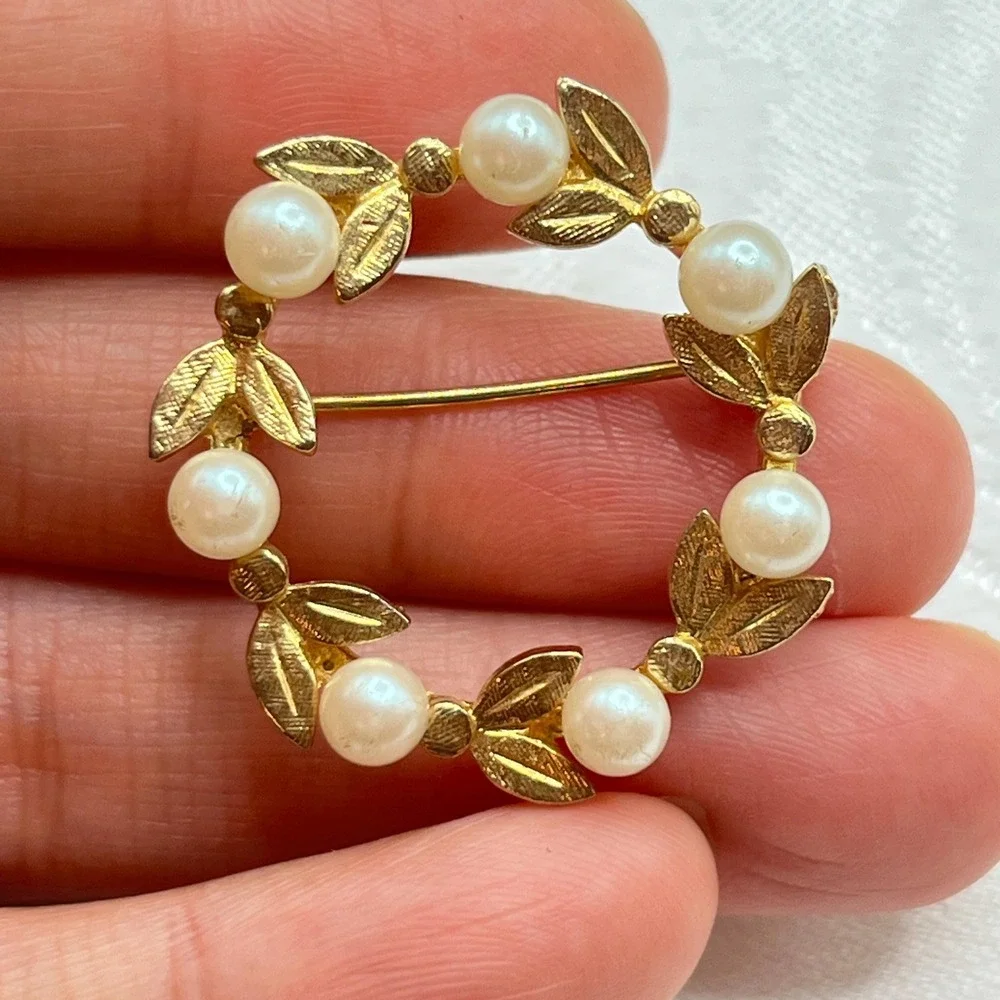 Vintage Gold Tone Wreath Brooch w/ Faux Pearl Centered Leaves